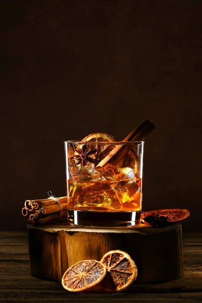 Cocktail Rece Bourbon Lichior Portocaliu Scorțișoară Anason Stelar Bușteni Lemn — Fotografie, imagine de stoc