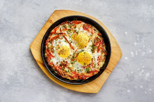 Draufsicht Auf Eier Mit Paprika Und Tomaten Ofen Gusseiserner Pfanne — Stockfoto