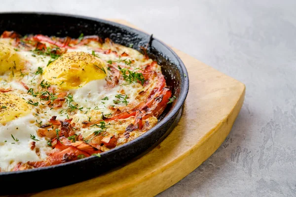 Nahaufnahme Von Eiern Mit Paprika Und Tomaten Ofen Gusseiserner Pfanne — Stockfoto