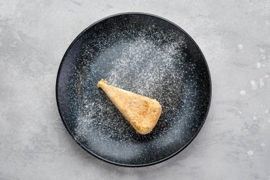 Klasik Napolyon kekinin bir tabakta üçgen şeklindeki en üst görüntüsü