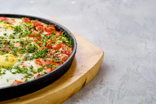 Nahaufnahme Von Eiern Mit Paprika Und Tomaten Ofen Gusseiserner Pfanne — Stockfoto