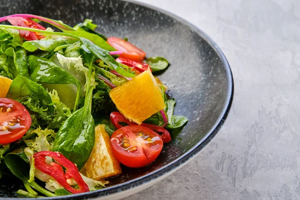 Vista Ravvicinata Insalata Piccante Con Arancia Peperoncino Pomodoro Cetriolo Avocado — Foto Stock