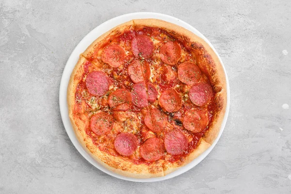 Widok Mały Rozmiar Pizzy Pepperoni Talerzu — Zdjęcie stockowe