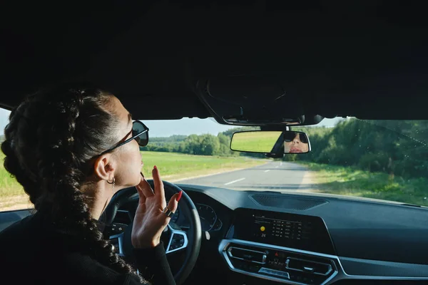 Mujer Bonita Sentada Detrás Del Volante Mirando Espejo Retrovisor Fijando — Foto de Stock