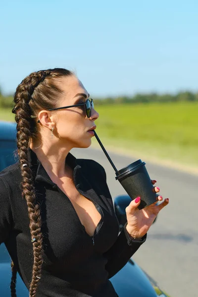 Mujer Bebiendo Café Fuerte Través Paja Tomar Taza Cerca Coche —  Fotos de Stock