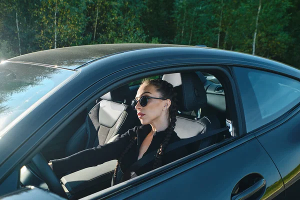 Mujer Joven Seria Conduciendo Coche Potente Una Carretera Rural — Foto de Stock