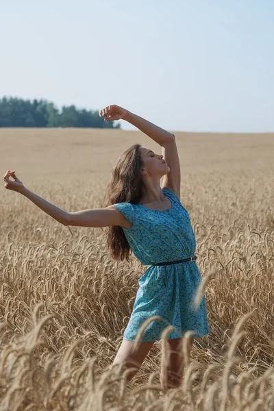 Hübsches Mädchen tanzt auf dem Feld — Stockfoto