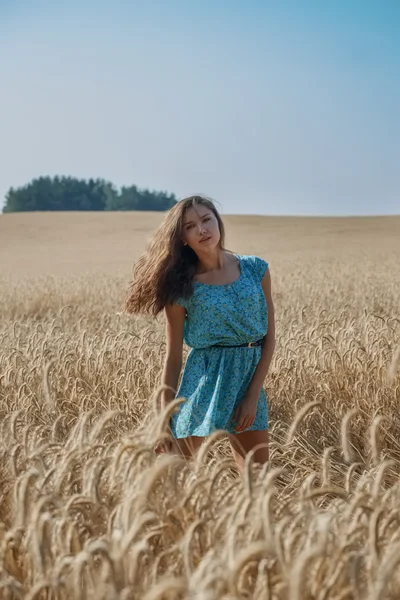 Pretty girl dancing in the field — Stock Photo, Image