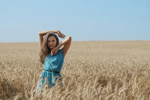 Симпатичная девушка танцует на поле — стоковое фото