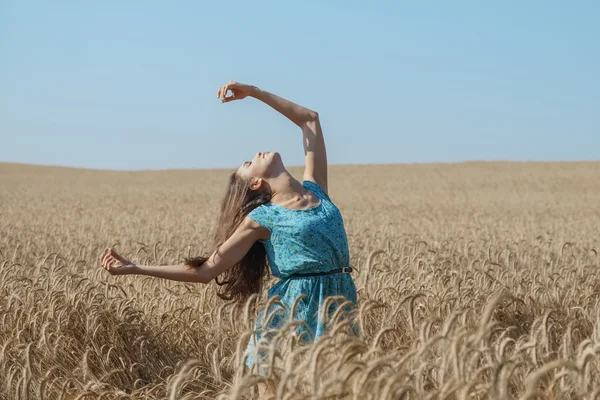 Mooi meisje dansen in het veld — Stockfoto