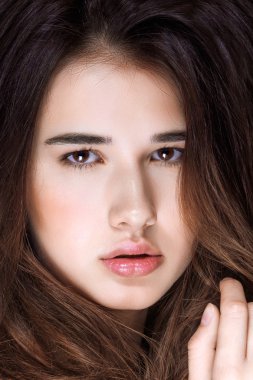 Koyu saçlı güzel bir genç kız portresi