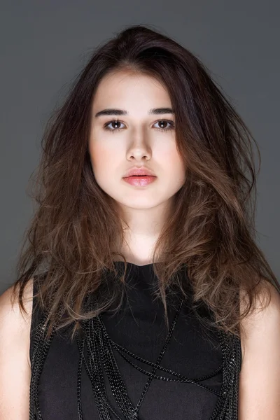 Retrato de una hermosa joven con el pelo oscuro — Foto de Stock