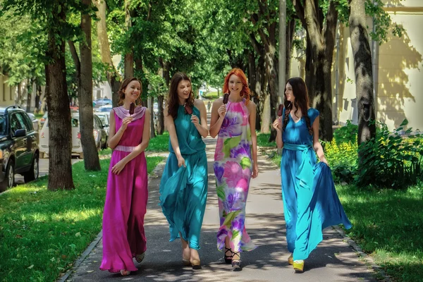 Gruppe von Mädchen zu Fuß — Stockfoto