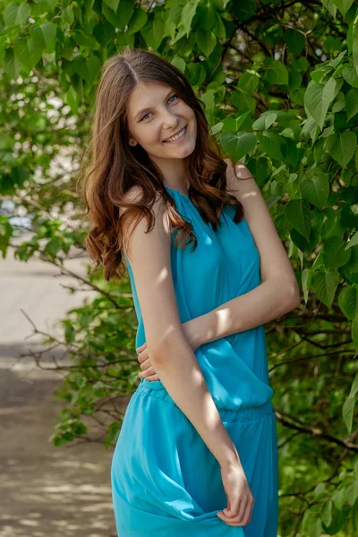 Retrato de una chica en el parque — Foto de Stock