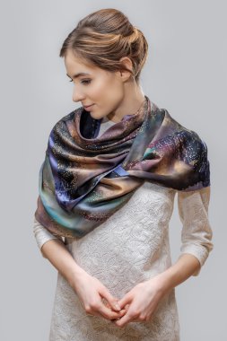 çekici Bayan ipek şal ile