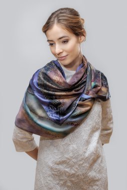çekici Bayan ipek şal ile
