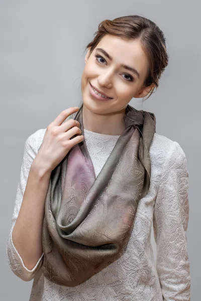 Atractiva dama con chal de seda — Foto de Stock