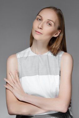 genç bayan ile çapraz el poz