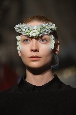 Bitkisel makyaj ve tarzı ile güzel Bayan