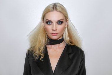 sarışın Bayan siyah ceketli ve koyu makyaj