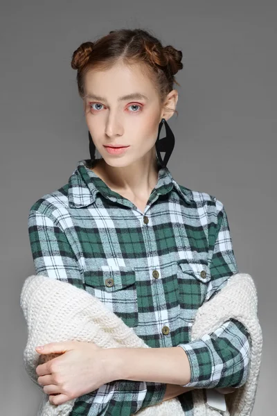 年轻女子假扮与交叉双手温暖单元格衬衫和毛衣 — 图库照片