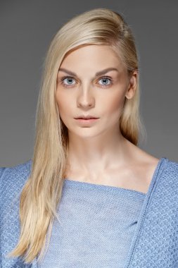 uzun sarı saçlı genç bayan