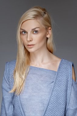 uzun sarı saçlı genç bayan