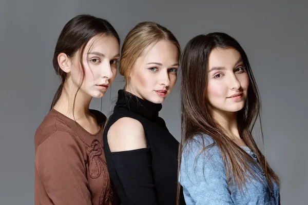 Gruppo di ragazze in posa — Foto Stock