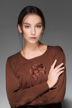 sevimli genç kadınla poz