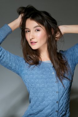 çekici kız saçları ile oynamak