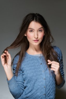 çekici kız saçları ile oynamak