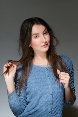 çekici kız saçları ile oynamak