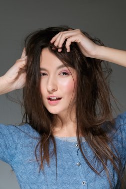 çekici kız saçları ile oynamak