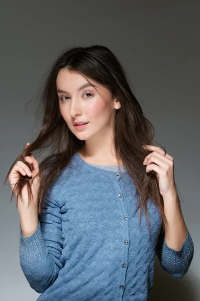 Encantadora menina brincando com seu cabelo — Fotografia de Stock