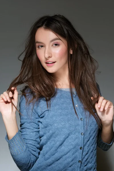 çekici kız saçları ile oynamak