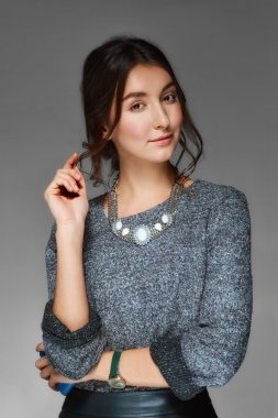 Kolye poz ile genç bayan