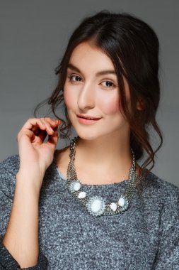 Kolye poz ile genç bayan