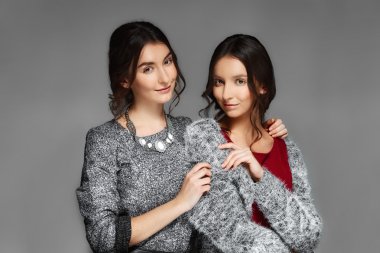 sıcak yünlü pullovers iki genç kız