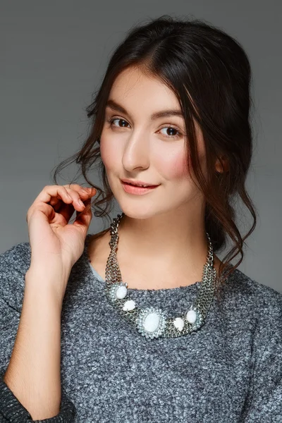 Kolye poz ile genç bayan