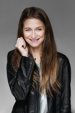 duygusal deri ceketli mutlu kız portresi