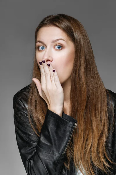 Retrato emocional de la chica sorprendida cerrando la boca con la palma —  Fotos de Stock