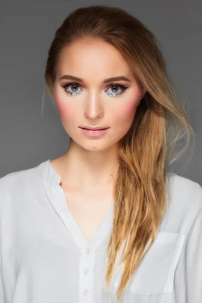 Portret van mooie vrouwelijke gezicht met glas make-up sluiten — Stockfoto