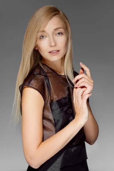 Vacker blond flicka i transparent svart blus — Stockfoto