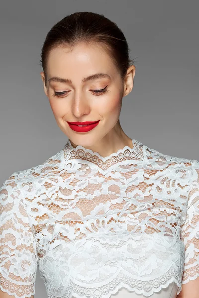 Yarısı inci-beyaz elbiseli güzel gelin kapalı gözler — Stok fotoğraf