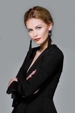 derin dekolte ile siyah elbiseli şık Bayan