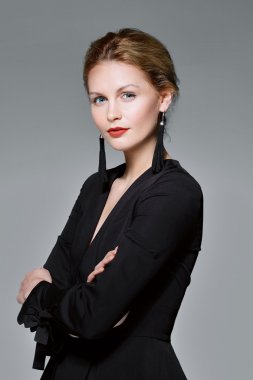 derin dekolte ile siyah elbiseli şık Bayan