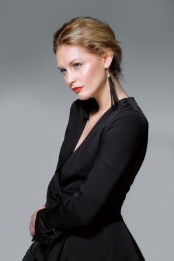 derin dekolte ile siyah elbiseli şık Bayan