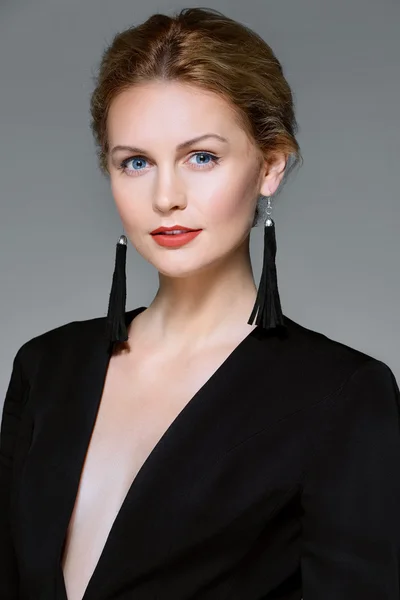 Derin dekolte ile siyah elbiseli şık Bayan — Stok fotoğraf
