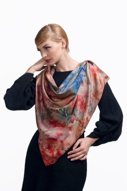 siyah elbise ve eşarp poz çekici sarışın kadın