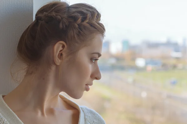 Портрет молодої леді з рудим волоссям, що дивиться на вікно — стокове фото